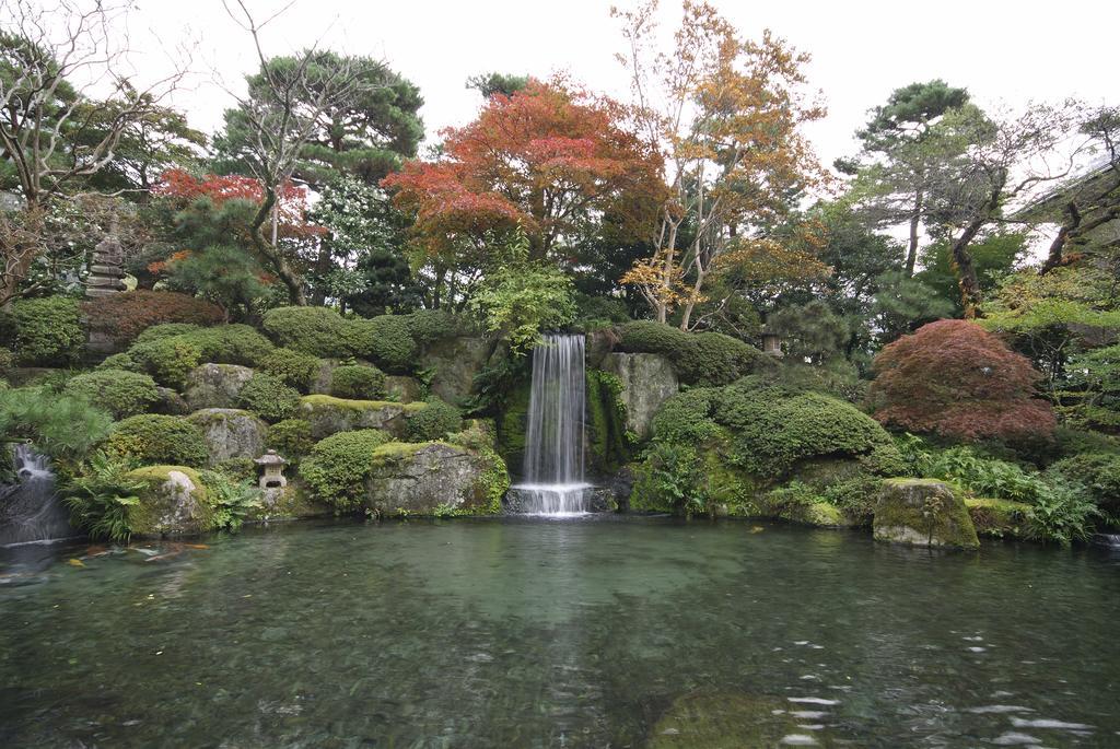 Suimeikan Gero Exterior foto A waterfall in the garden