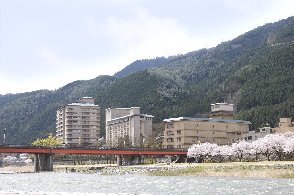 Suimeikan Gero Exterior foto View of the town