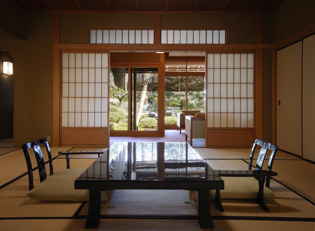 Suimeikan Gero Exterior foto A traditional Japanese room